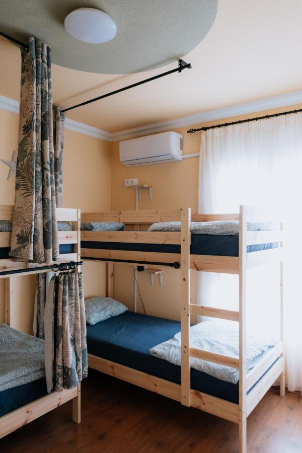 Cama en habitación femenina compartida de 4 camas