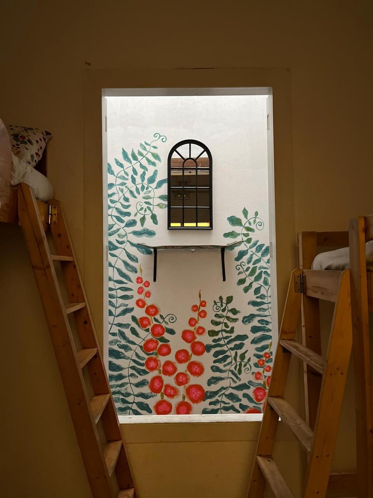 Cama en habitación femenina compartida de 4 camas