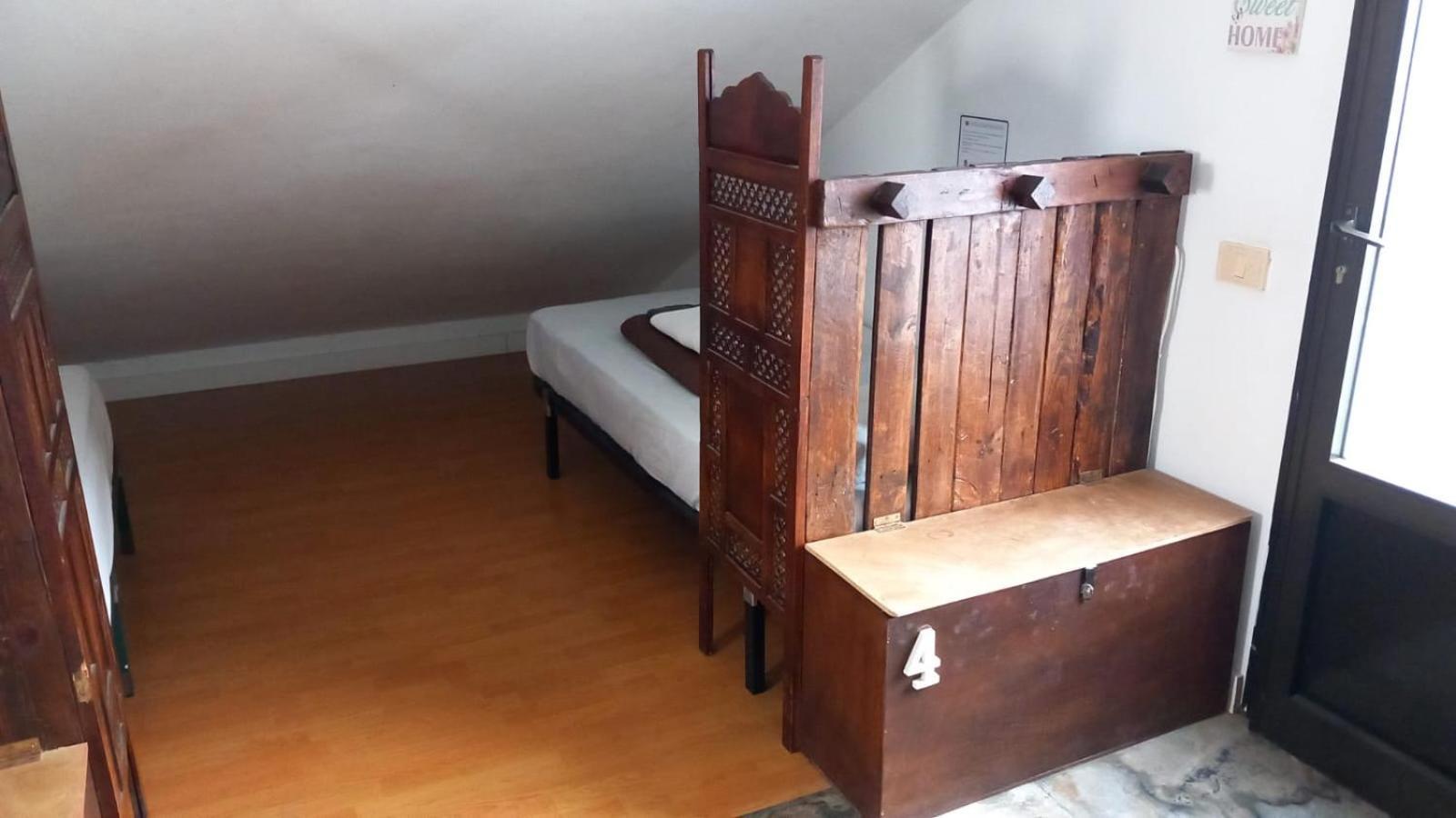 Einzelbett im Schlafsaal