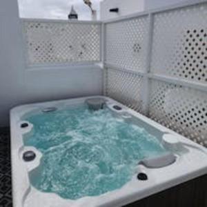 One-Bedroom Apartment Hot Tub,559449102:JPEG