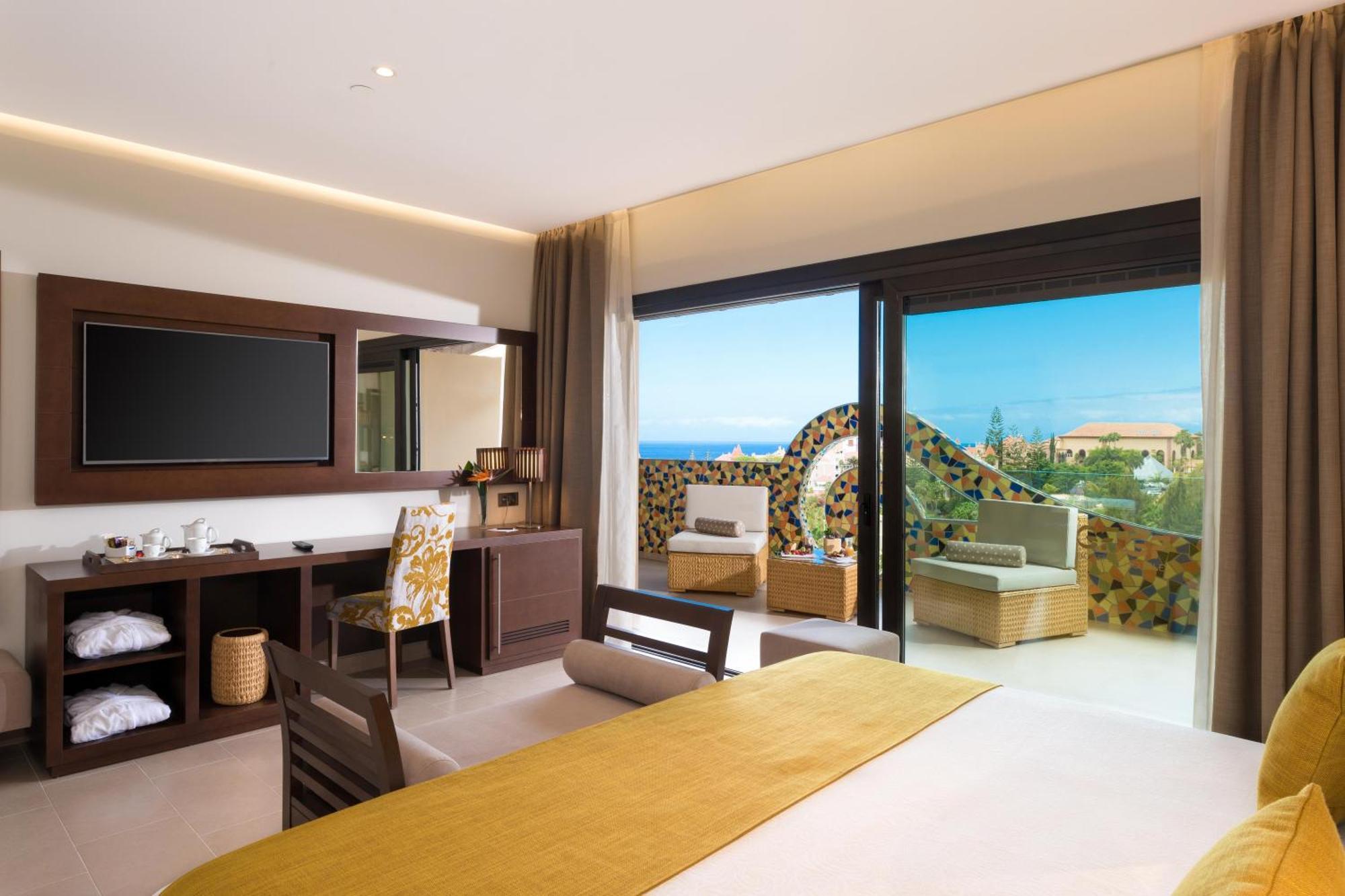 Senior Suite Premium ( 3 Adults + 1 Child)