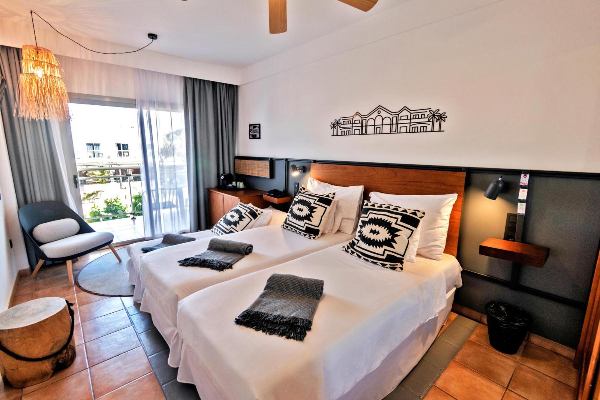 Zweibettzimmer mit Poolblick