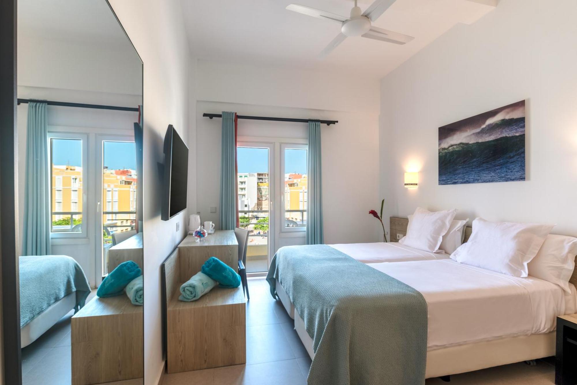 Habitación Doble Deluxe con balcón y vistas al mar