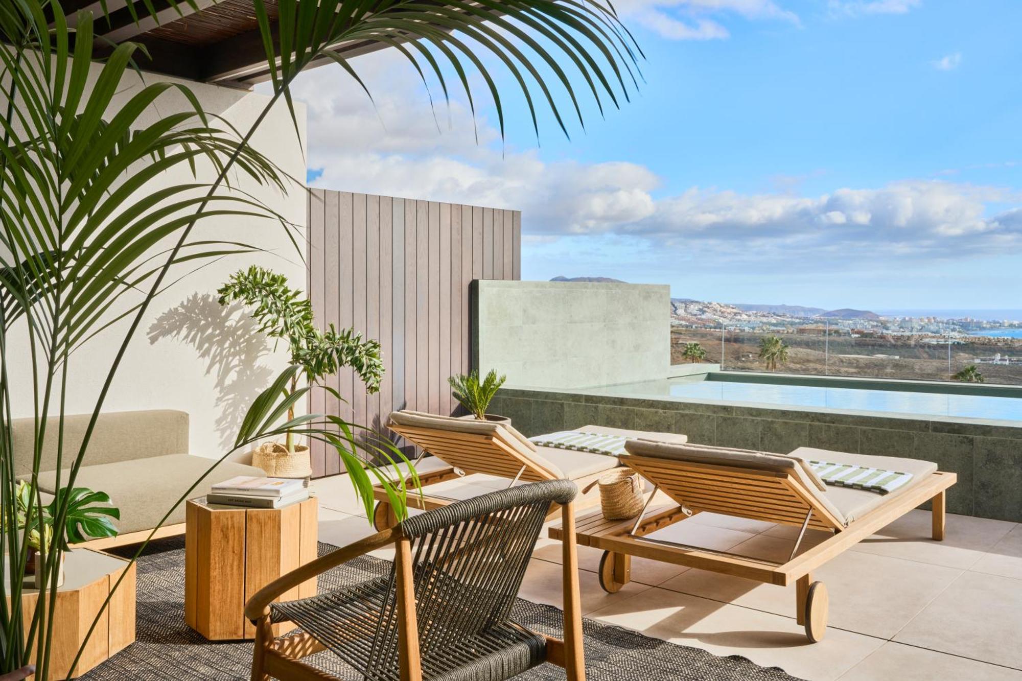 Deluxe Panoramic Suite 2 Bedrooms Pool