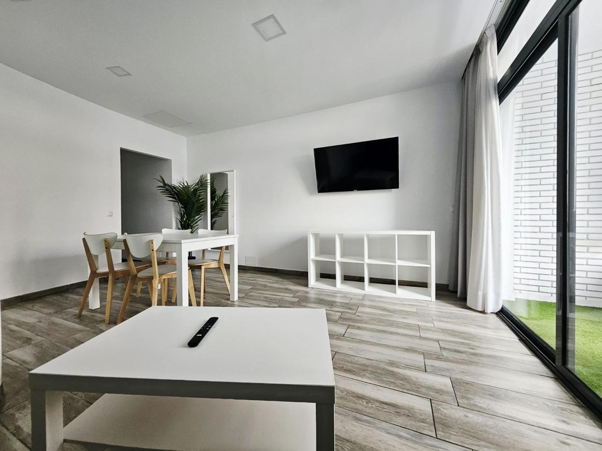 Deluxe One-Bedroom Apartment with City View,1672622459:JPEG