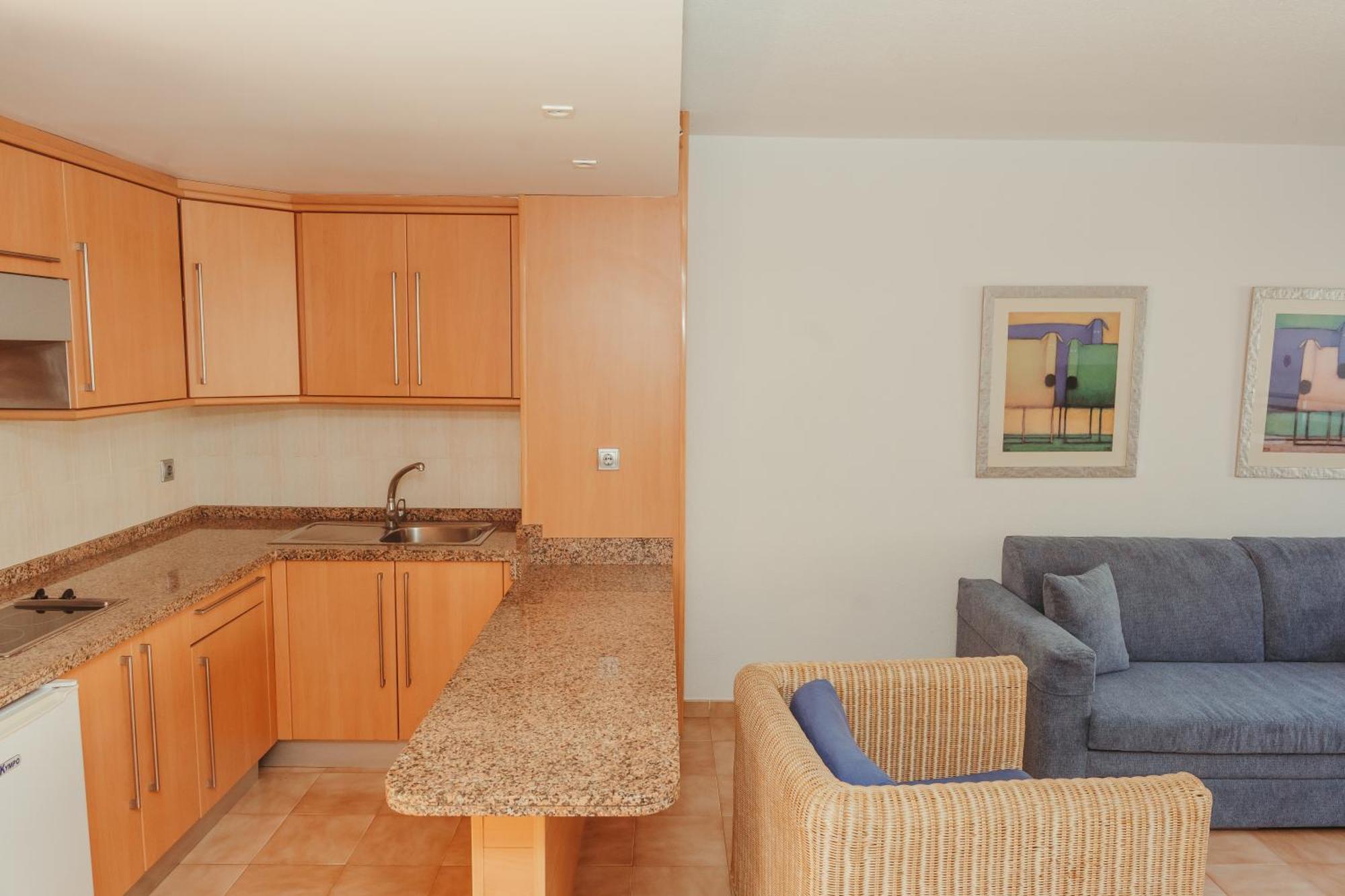 Habitación familiar con terraza, vistas al mar y acceso al parque acuático