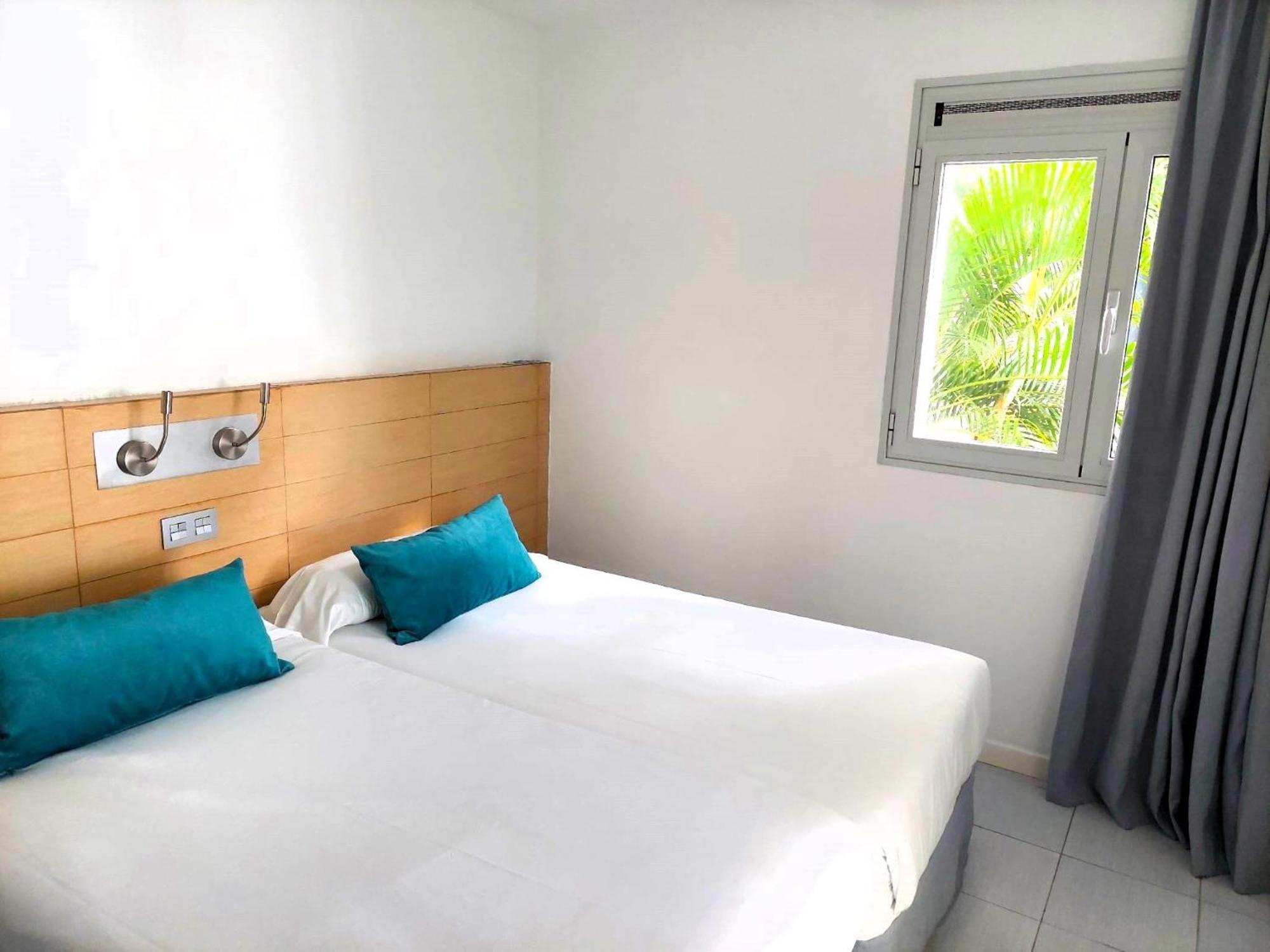 Classic One Bedroom Apartment with Balcony and Sea View and Air Conditioning,1691981776:JPEG