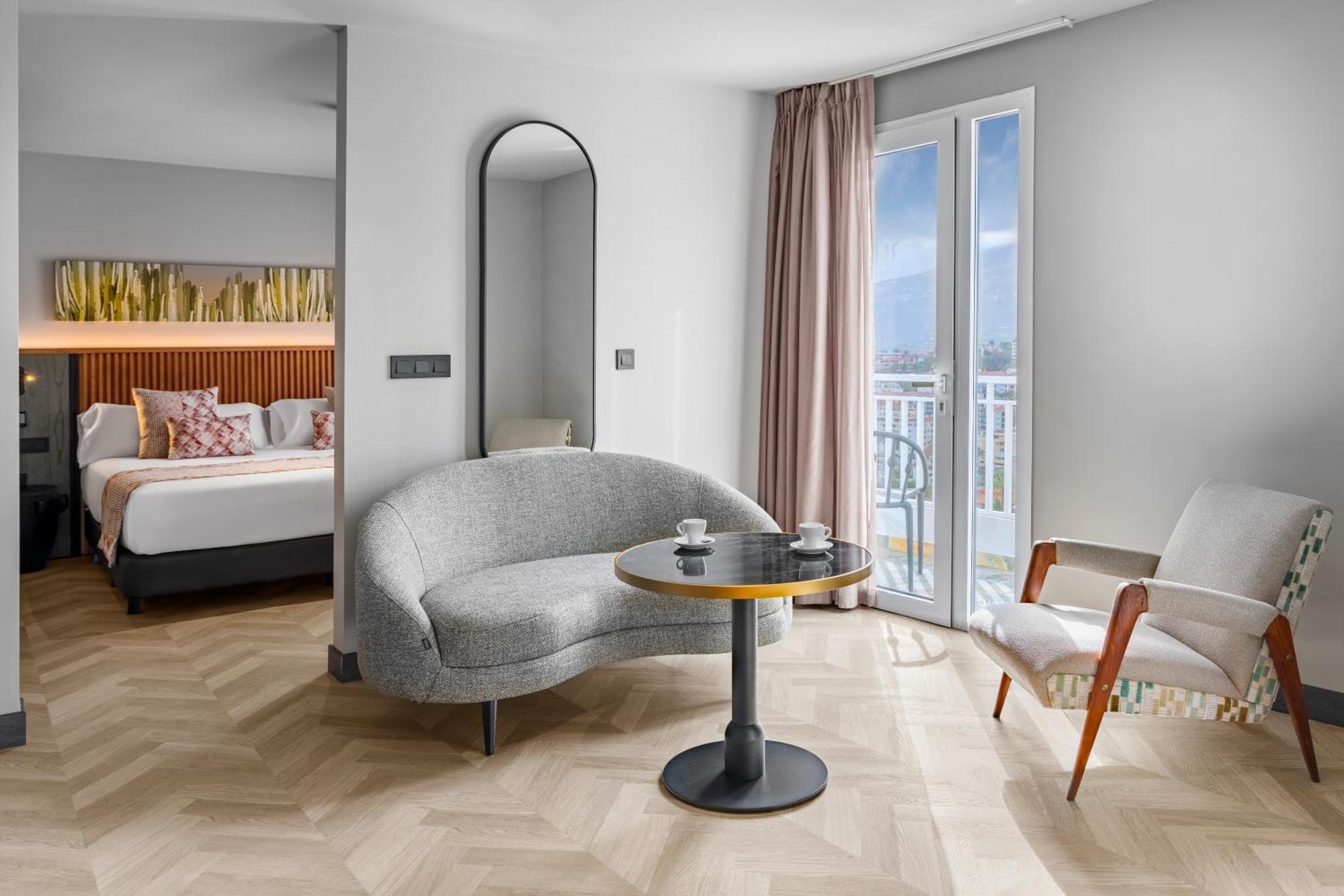 Penthouse 1 with bathtub and balcony with views to La Orotava