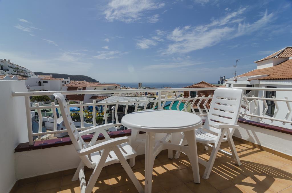 One-Bedroom Sunny Large Apartment with Pool View
