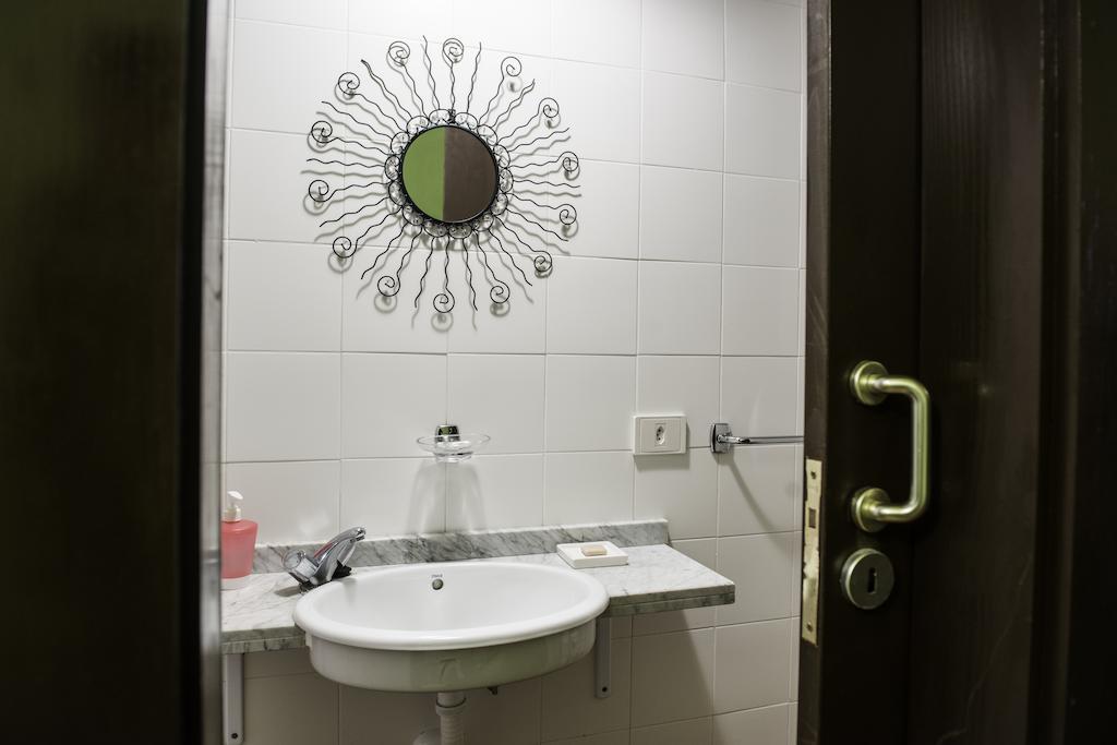 Habitación con cama grande