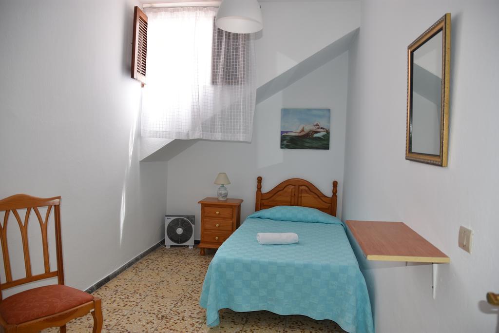 Habitación individual básica con baño compartido