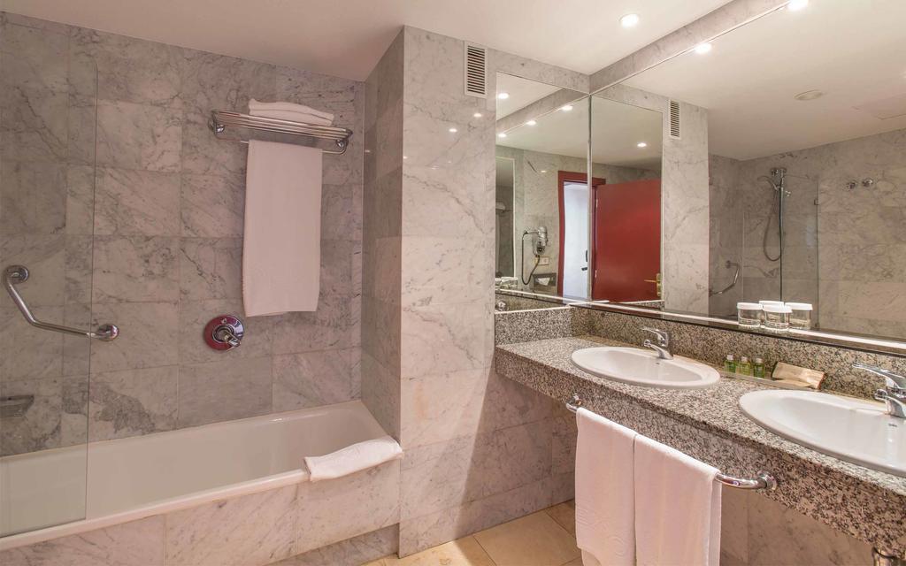 Twin Room,846390068:JPEG