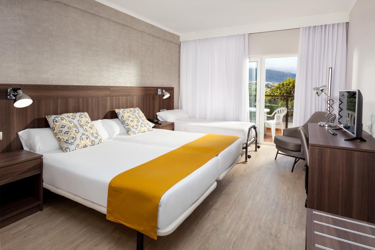 Dreibettzimmer mit Bergblick