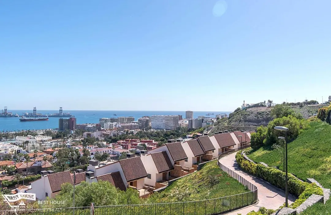 Bonito Chalet Con Terraza Y Vistas Al Mar-1