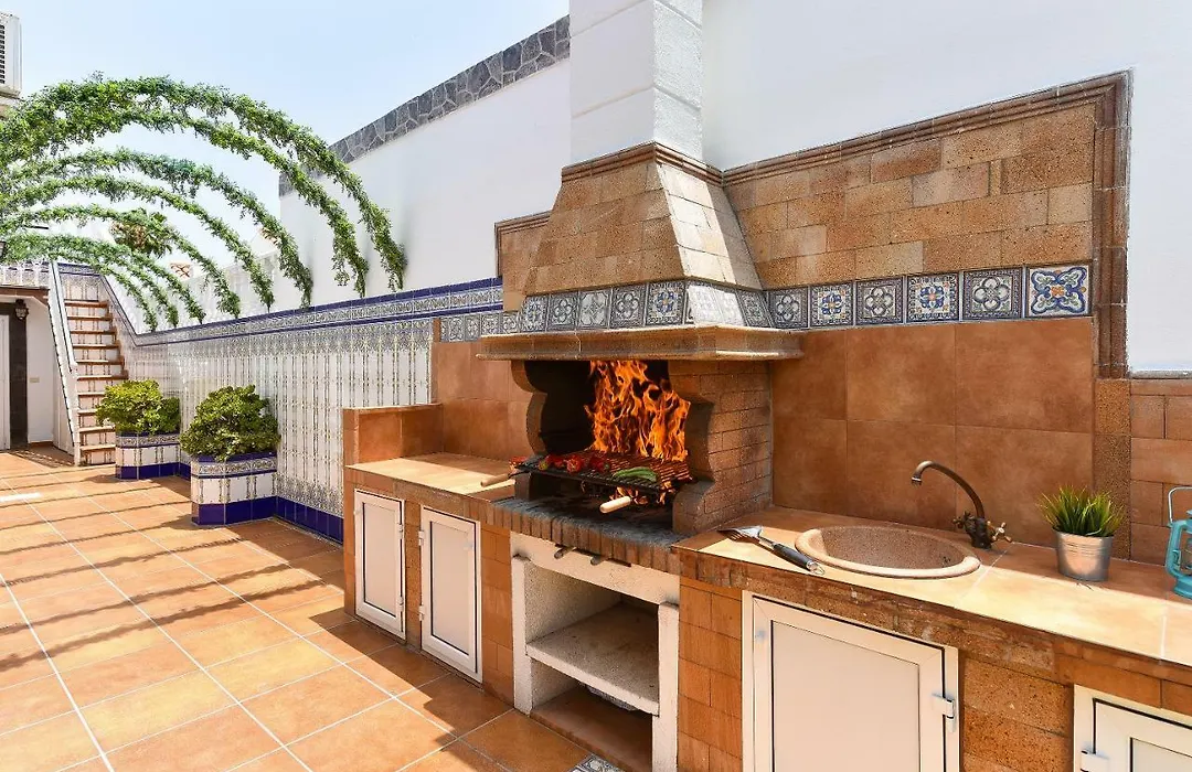 Jacuzzi & Garden Holiday Home-1