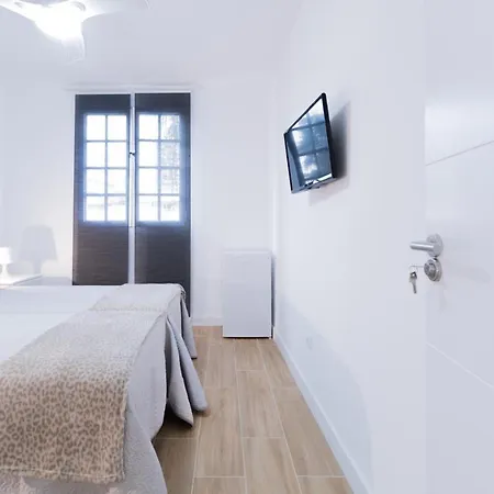 Las Palmas Smart Rooms-3