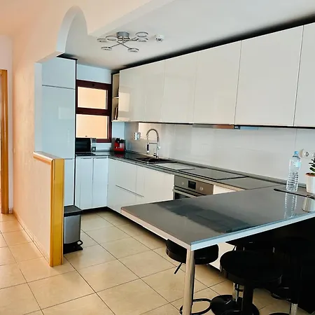 Su Eminencia - Sea View Apartment With Modern Comforts-2